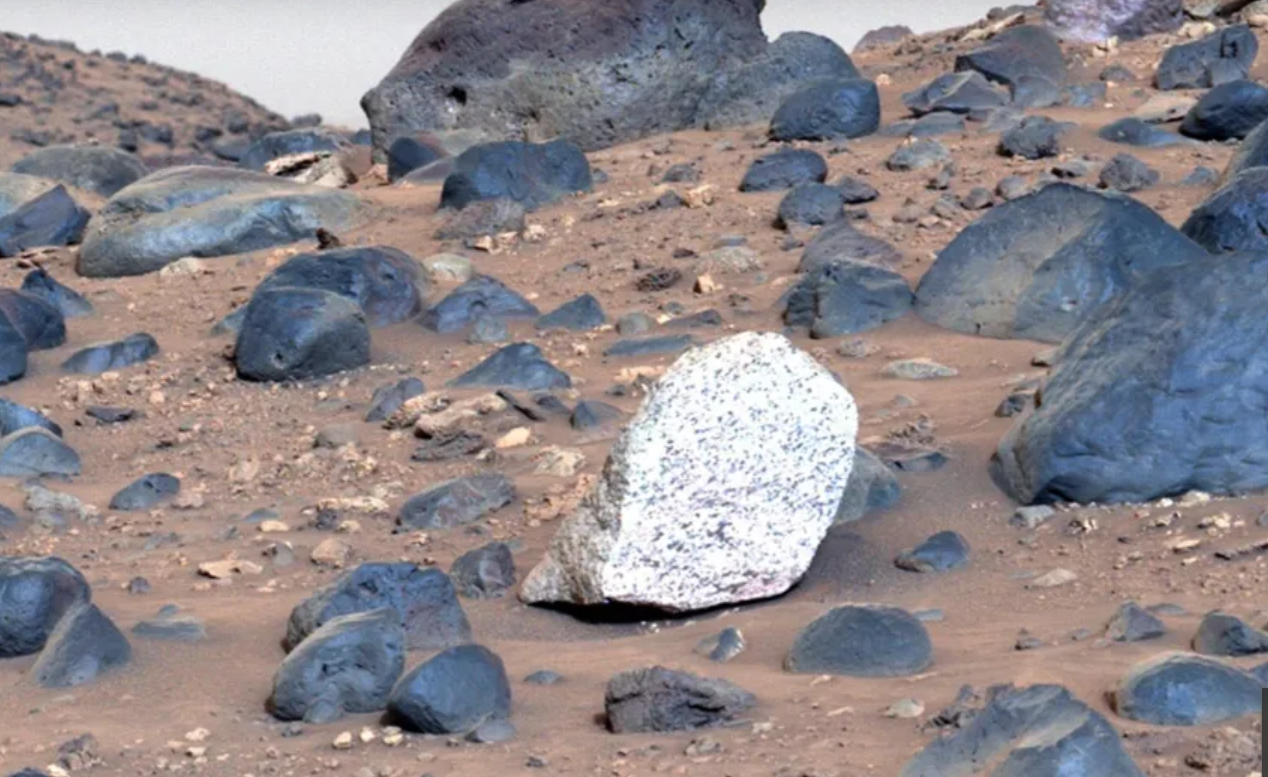 На поверхности Марси заметили загадочный светлый камень: он пока единственный в своем роде